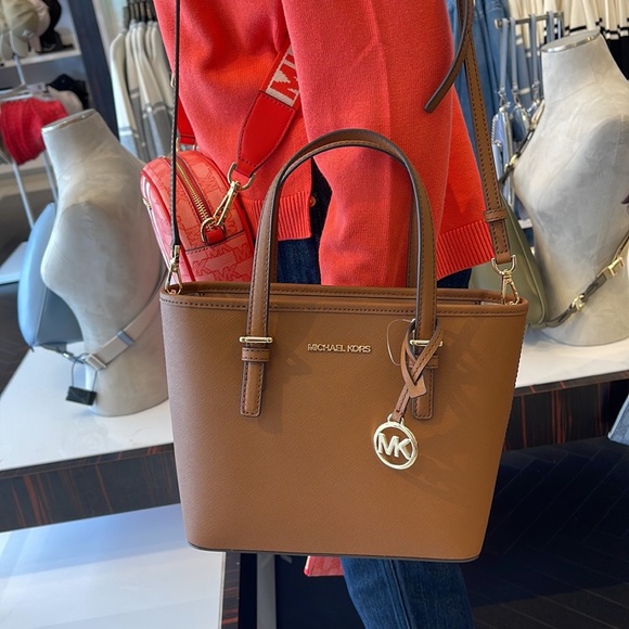 MICHAEL KORS
Jet Set Travel Extra-Small Saffiano Leather Top-Zip Tote Bag
NWT - Picture 10 of 16